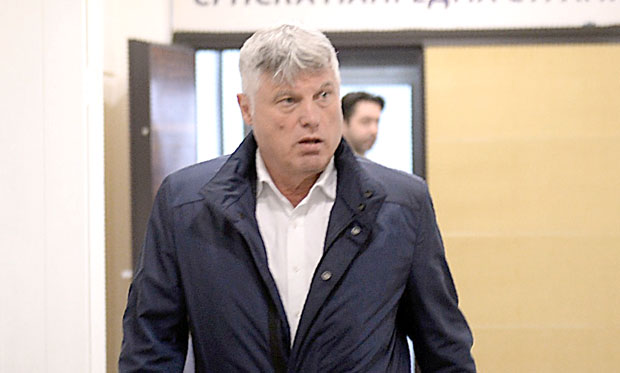 Познати неће у клупе?